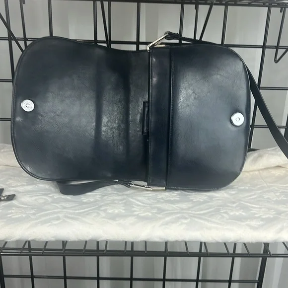 EUC VINTAGE NAVY LEATHER SHOULDER BAG WITH SHINY GOLD HARDWARE. Adjustable Strap - Picture 9 of 11